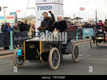 Signor Arnoud Carp alla guida della sua 1904 bianco vapore auto, attraverso la linea di finitura del 2018 Londra a Brighton Veteran Car Run Foto Stock
