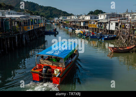I turisti facendo una gita in barca verso il basso il Tai O Fiume, Tai O Villaggio di Pescatori, Hong Kong, Cina Foto Stock