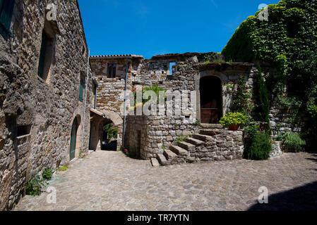 Piccolo borgo medioevale di navate nella regione Ardeche in Francia Foto Stock