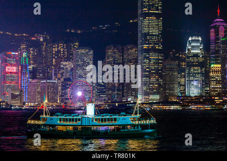 Il Traghetto Star's Harbor Tour in Barca e la skyline di Hong Kong visto dal lungomare, Kowloon, Hong Kong, Cina Foto Stock