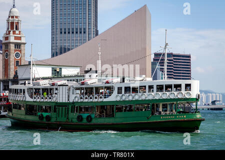 Il Traghetto Star davanti alla torre dell'orologio, il museo dello spazio e dello Skyline di Kowloon, Hong Kong, Cina Foto Stock