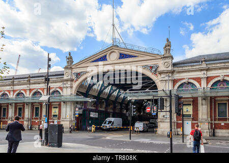 Smithfield carne e pollame mercato, progettato dall architetto Sir Horace Jones, London, Regno Unito Foto Stock