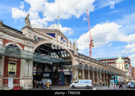 Smithfield carne e pollame mercato, progettato dall architetto Sir Horace Jones, London, Regno Unito Foto Stock