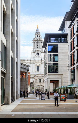 Una vista lungo Rose Street nella città di Londra verso Paternoster square, la Cattedrale di St Paul e visibile in background, London, Regno Unito Foto Stock