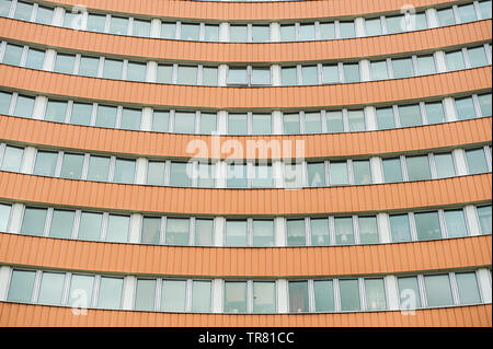 Orange e ricurva multipiano appartamento case. Foto Stock