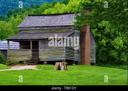 Un vecchio colono's homestead cabina in Cades Cove nella valle del Tennessee Great Smoky Mountains. Foto Stock
