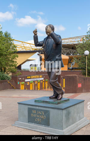 Statua di bronzo di Sir Jack Hayward, ex proprietario e presidente di Wolverhampton Wanderers Football Club al di fuori del Molineux Stadium Foto Stock