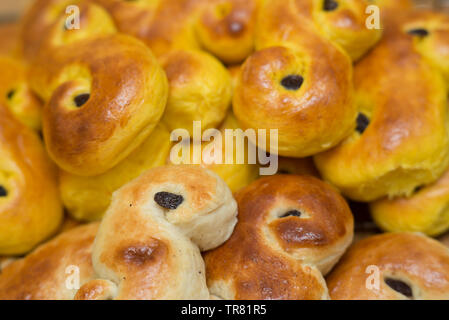 Caldo e appena sfornato ciambelle di zafferano. Foto Stock