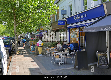 I clienti siedono fuori del Oddono Gellati gelateria sulla signoria Lane, East Dulwich, Londra UK. Soleggiato, giorno di estate nel sud di Londra. Foto Stock
