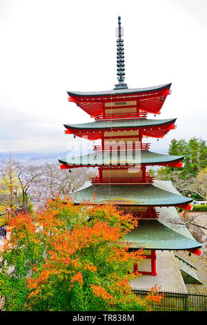 Vista del tempio giapponese in autunno nei pressi del Monte Fuji in Giappone. Foto Stock