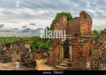 East Mebon tempio, East Baray, Angkor, Sito Patrimonio Mondiale dell'UNESCO, Siem Reap Provincia, Cambogia, Indocina, Asia sud-orientale, Asia Foto Stock