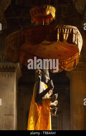 Otto-armati statua del dio indù Shiva all'interno di Angkor Wat, Sito Patrimonio Mondiale dell'UNESCO, Siem Reap Provincia, Cambogia, Indocina, Asia sud-orientale, Asia Foto Stock