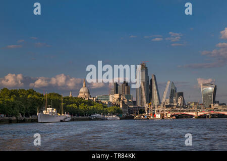 Londra Centro finanziario vista Cityscape con gru edili San Paolo e il fiume Tamigi vista dal fiume Tamigi commuter barca London REGNO UNITO Foto Stock