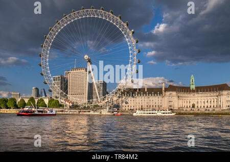 Il London Eye, il Marriott County Hall e la Shell HQ dal Molo di Westminster Victoria Embankment con City Cruises tour in barca Westminster Londra Inghilterra REGNO UNITO Foto Stock