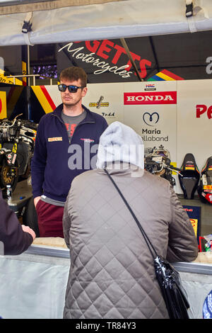 Conor Cummings chat per i membri della zona pubica dal Pagetts moto in preparazione della gara area a la Tribuna prima di 2019 gare TT Foto Stock