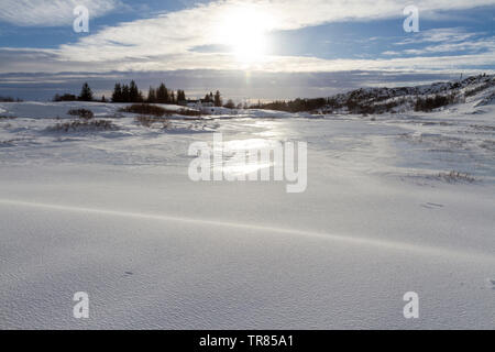 Guardando verso il sole di setting attraverso il magnifico paesaggio del Thingvellir National Park, Islanda. Foto Stock