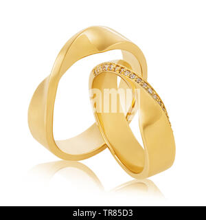 Bella coppia di anelli di nozze in oro giallo con gemme isolati su sfondo bianco Foto Stock