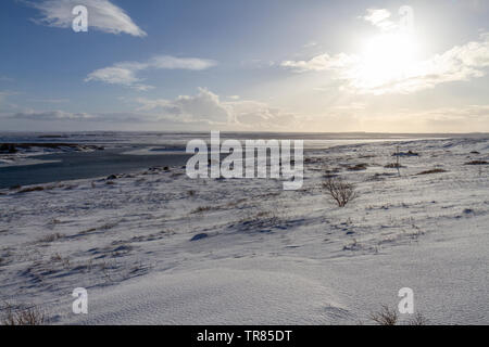 La splendida lato strada vista da vicino a Ingolfsfjall cercando se attraverso il fiume Ölfusá valley verso il sole al tramonto, Selfoss, Islanda. Foto Stock