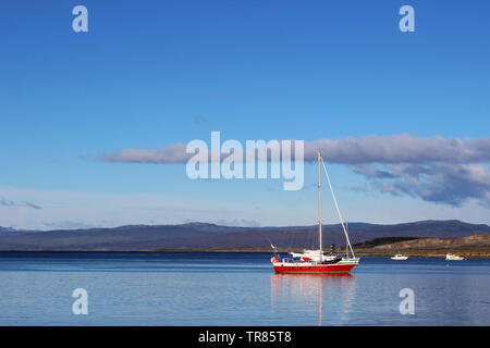 Piccola imbarcazione a vela su acque calme Foto Stock