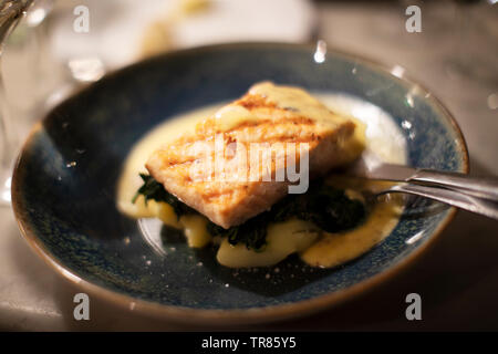 Salmone, pesce piatto, helathy cibo, rosa, pesce piatto salutare servita in un ristorante Foto Stock