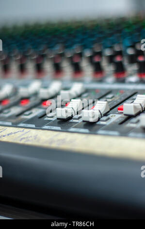 Manopole colorate del mixer audio con angoli diffent. Foto Stock