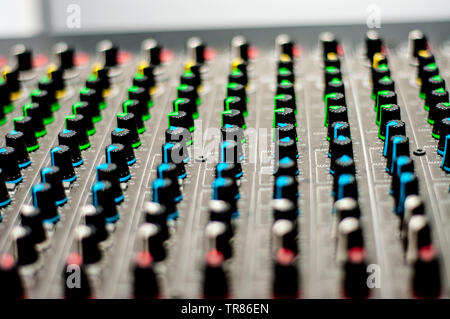 Manopole colorate del mixer audio con angoli diffent. Foto Stock