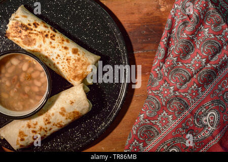 Mexican norteño colazione, burrito di Sonoran machaca con uova e fagioli. Concetto di cibo messicano, ristoranti, food blog, fast food, comfort food Foto Stock