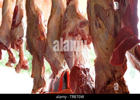 Vendita del fornitore fresco crudo Halal carne rossa al mercato di carne Foto Stock