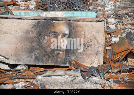 Graffiti artist Shane vernici Grammer ritratti tra le ceneri dal paradiso CA Camp Fire Foto Stock