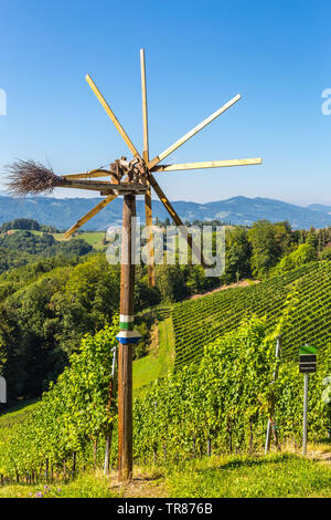 Il mulino a vento a vigneto nel sud della Stiria, Austria Foto Stock