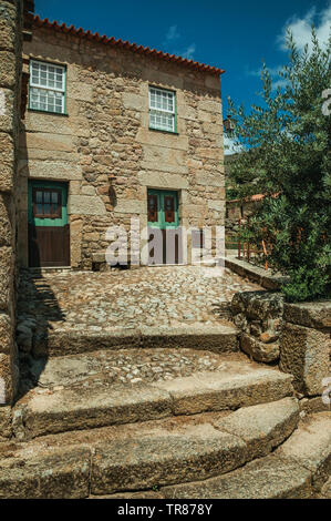 Casa gotica in pietra con grandi passi su un vicolo deserte a Sortelha. Un sorprendente e ben conservato borgo medievale in Portogallo. Foto Stock