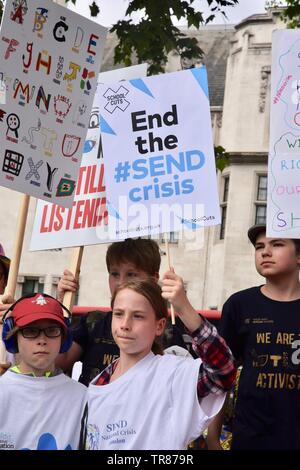 Centinaia di genitori, tutori, i bambini e i giovani con disabilità hanno dimostrato in piazza del Parlamento per evidenziare una crisi del finanziamento in esigenze speciali e disabilità (Invia). La piazza del Parlamento, Londra. Regno Unito Foto Stock