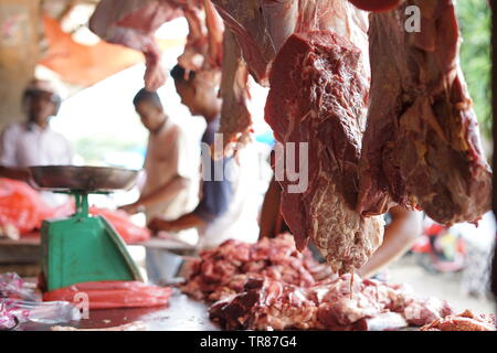 Halal fresco di carni bovine e scale al negozio di carne Foto Stock