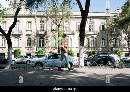 Una passeggiata attraverso la Roma quartiere con Torreblanca cantante e compositore Juan Manuel. Colonia Roma, Mexico DF. Foto Stock