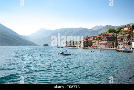 Perast, Montenegro - circa agosto 2010 - Vista sulla vecchia città Perast dal mare e sull'isola Gospa od Skrpjela e isola San Djordje o Sveti Djordje wit Foto Stock