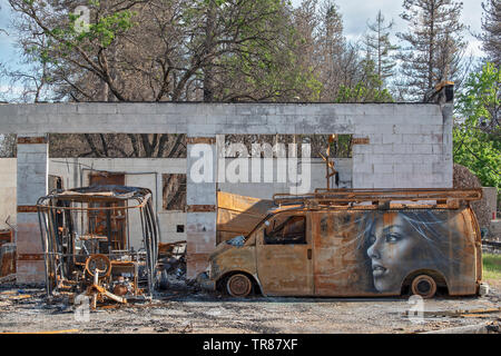 Graffiti artist Shane vernici Grammer ritratti tra le ceneri dal paradiso CA Camp Fire Foto Stock