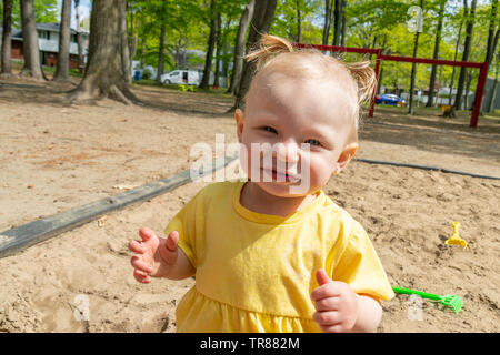 15 mesi adorabile bionda caucasica toddler presso il parco pubblico di Sorel-Tracy Québec Canada Foto Stock