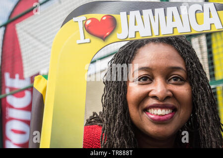 Londra REGNO UNITO 30 maggio 2019 Alba Petula Butler (MP) per Brent Central accoglie favorevolmente la Giamaica donne,s nazionale di calcio nella Bridgestone Arena di Brent davanti alla Donna,s di Coppa del Mondo a Parigi. Foto Stock