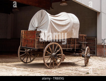 Vintage a cavallo il carro con una tela bianca top Foto Stock