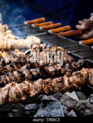 Greco cipriota souvlaki - pollo e maiale su spiedini per la cottura sui carboni ardenti Foto Stock