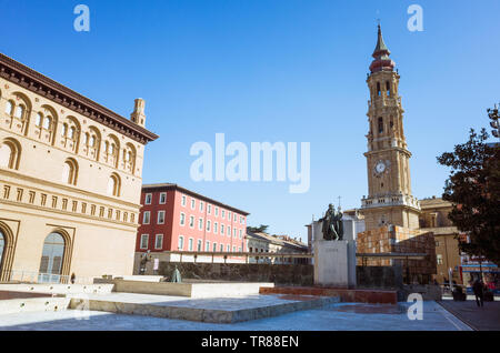 Saragozza, Aragona, Spagna : Campanile de La Seo Cattedrale del Salvatore e Francisco de Goya Monumento a la Plaza del Pilar square. Foto Stock