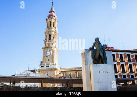 Saragozza, Aragona, Spagna : Campanile de La Seo Cattedrale del Salvatore e Francisco de Goya Monumento a la Plaza del Pilar square. Foto Stock