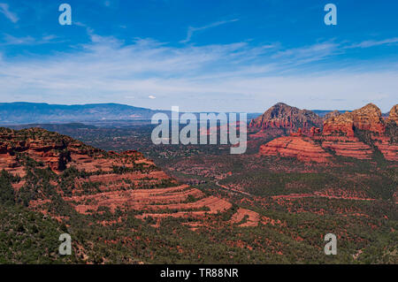 Vista guardando oltre a Sedona in Arizona dalla collina Schnebly 4x4 Road Foto Stock