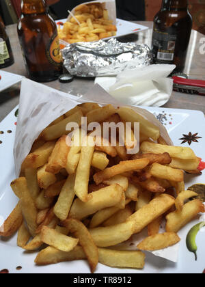 Un cono di patatine fritte, Boulogne sur Mer, Pas-de-Calais, Hauts de France, Francia Foto Stock