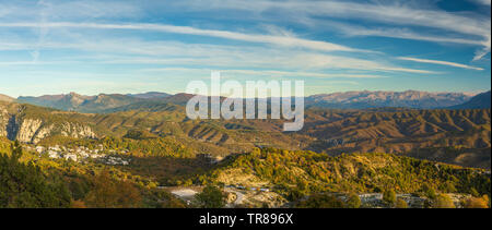 Vista panoramica su Monodrendri impostato nei boschi delle colline e delle montagne a Zagori in Grecia in prossimità della gola di Vikos Foto Stock