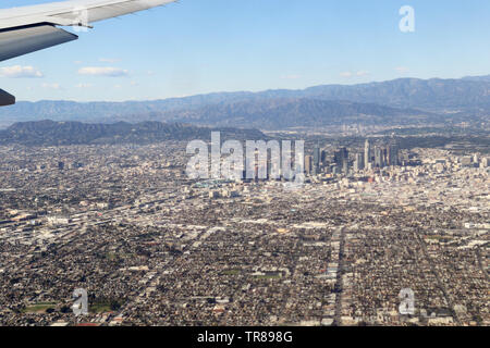 Riprese aeree del centro cittadino di Los Angeles e Santa Monica la montagna da un aereo commerciale arrivando a Los Angeles Foto Stock