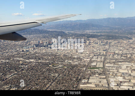 Riprese aeree del centro cittadino di Los Angeles e Santa Monica la montagna da un aereo commerciale arrivando a Los Angeles Foto Stock
