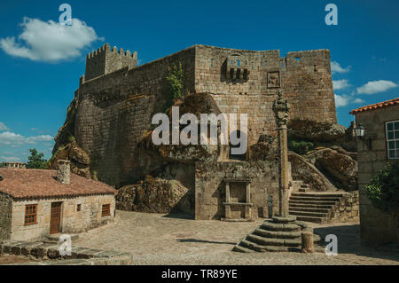 Castello di pietra con la torre e la vecchia casa che circonda Piazza con gogna Sortelha a. Un sorprendente e ben conservato borgo medievale in Portogallo. Foto Stock