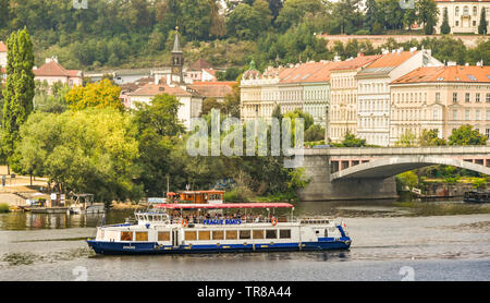 Praga, Repubblica ceca - Luglio 2018: visite turistiche ed una crociera sul fiume in barca sul fiume Moldava a Praga. Il fiume scorre attraverso il centro della città Foto Stock