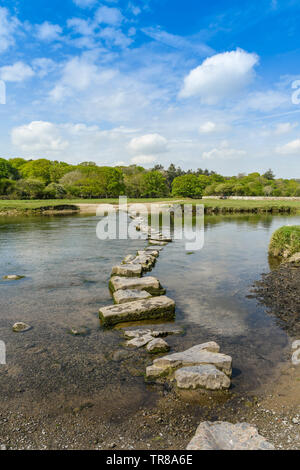 OGMORE DAL MARE, GALLES - Aprile 2019: le pietre miliari attraverso il Fiume Ogwr in Ogmore dal mare nel Galles del Sud Foto Stock